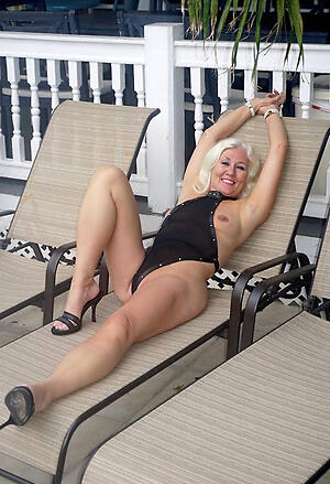 hot older women legs posing nude