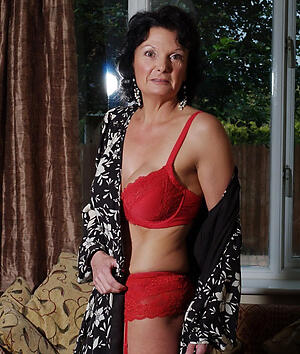 hot brunette granny amateur pics