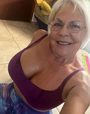 undressed granny selfshots amateur pics