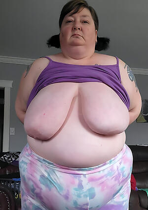 a experienced chubby shows us her naked body