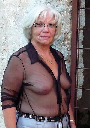 photoshooting with off colour naked grannies with glasses