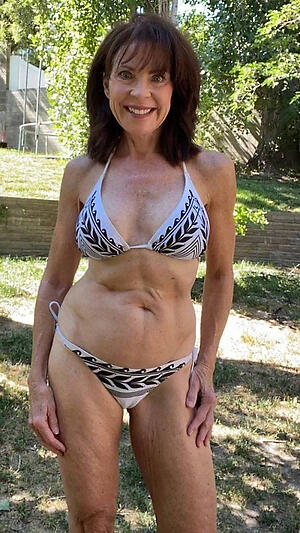 older women in bikinis hot amateur pics