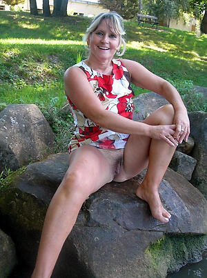 photoshooting with upskirt elder women