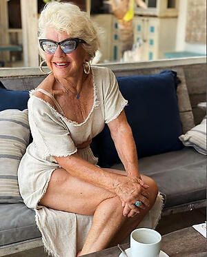 photoshooting with erotic older ladies