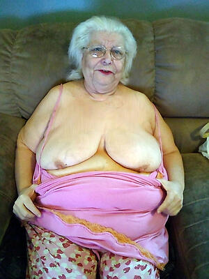 photoshooting with French bared older bbw