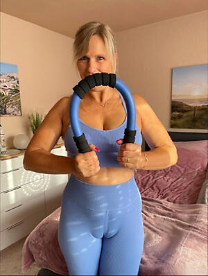 matriarch cameltoe pussy show off